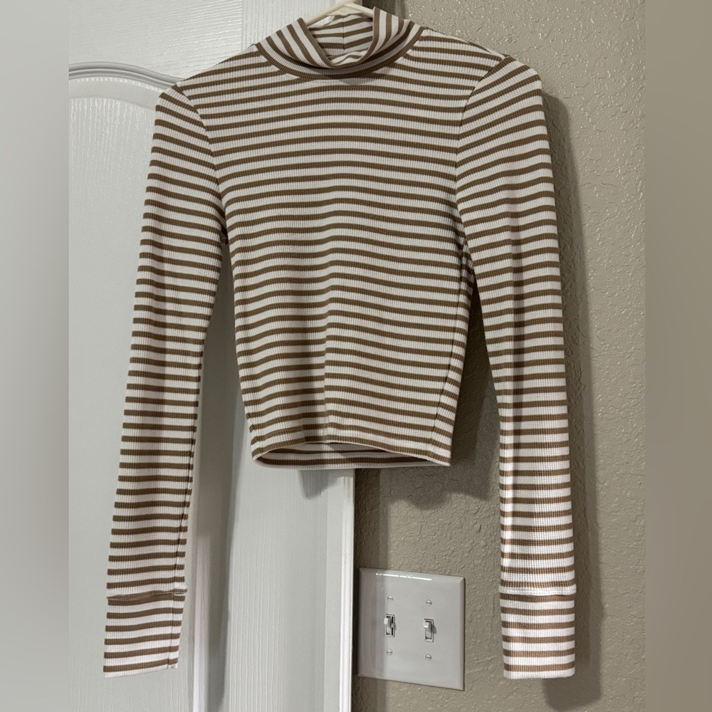 American Eagle Outfitters Brown and White Long Sleeve Crop Top